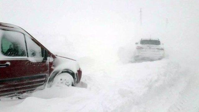 Kar Ve Tipide Yolcular Mahsur Kaldı, Hastalar Snowtracklarla Kurtarıldı