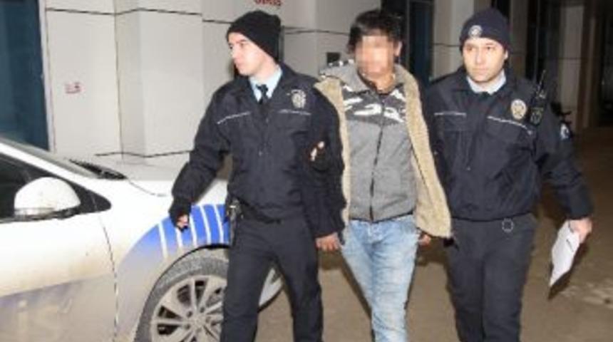 Mezarlıkta Uyuşturucu Sattığı İddia Edilen 15 Yaşındaki &Ccedil;ocuk Kovalamaca Sonucu Yakalandı