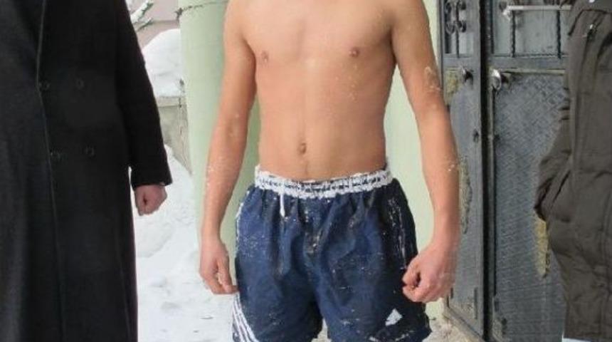 Karda Y&uuml;zen Ağrılı Fenomen Kaya: Hi&ccedil; &Uuml;ş&uuml;medim