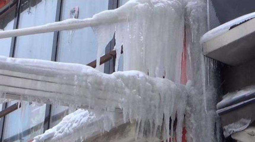 Kars&rsquo;ta &Ccedil;atılarda İki Metrelik Buz Sarkıtları Oluştu
