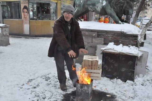 Kars’ta Çatılarda İki Metrelik Buz Sarkıtları Oluştu