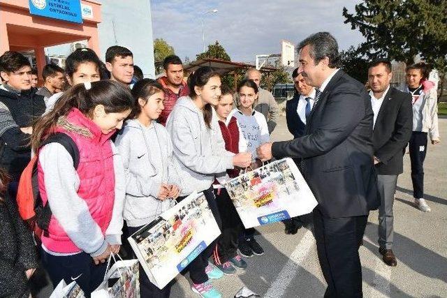 Başkan &Ccedil;etin&rsquo;den Sporculara Malzeme Yardımı 1