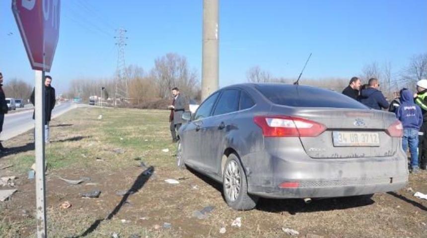 Otomobil Aydınlatma Direğine &Ccedil;arptı: 5 Yaralı