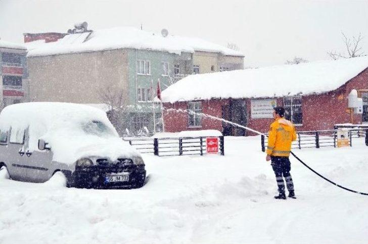Buzda Kaymamak İçin Ayakkabısına Zincir Taktı G2