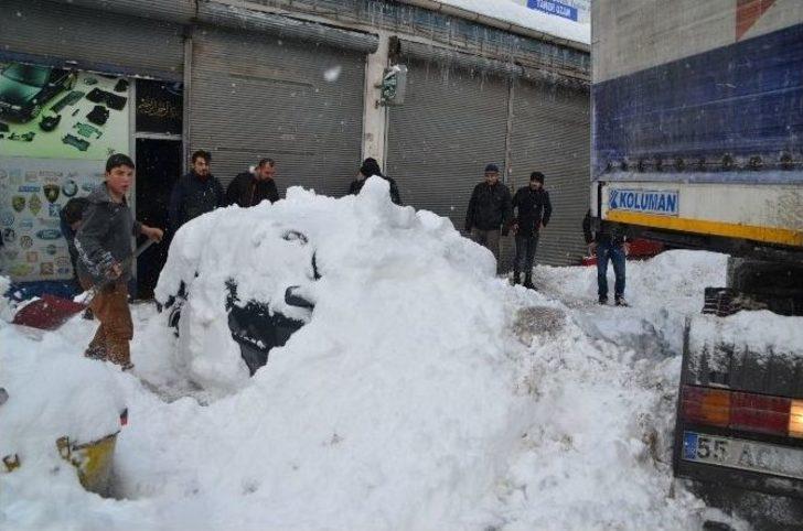 Buzda Kaymamak İçin Ayakkabısına Zincir Taktı G3