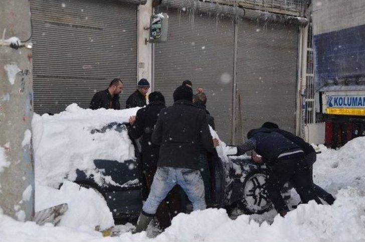 Buzda Kaymamak İçin Ayakkabısına Zincir Taktı G4