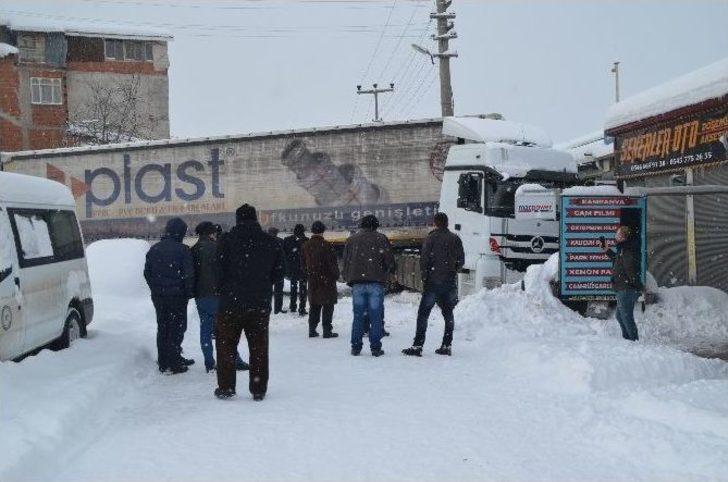 Buzda Kaymamak İçin Ayakkabısına Zincir Taktı G5