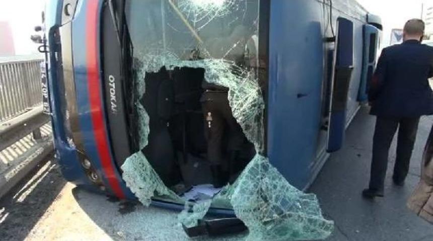 Tutuklu Taşıyan Cezaevi Aracı Tem'de Devrildi Olayda Ölü Yaralı Yok(1)