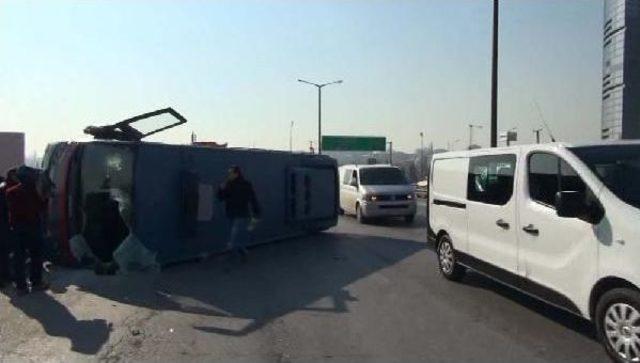 Tutuklu Taşıyan Cezaevi Aracı Tem'de Devrildi Olayda Ölü Yaralı Yok(1)