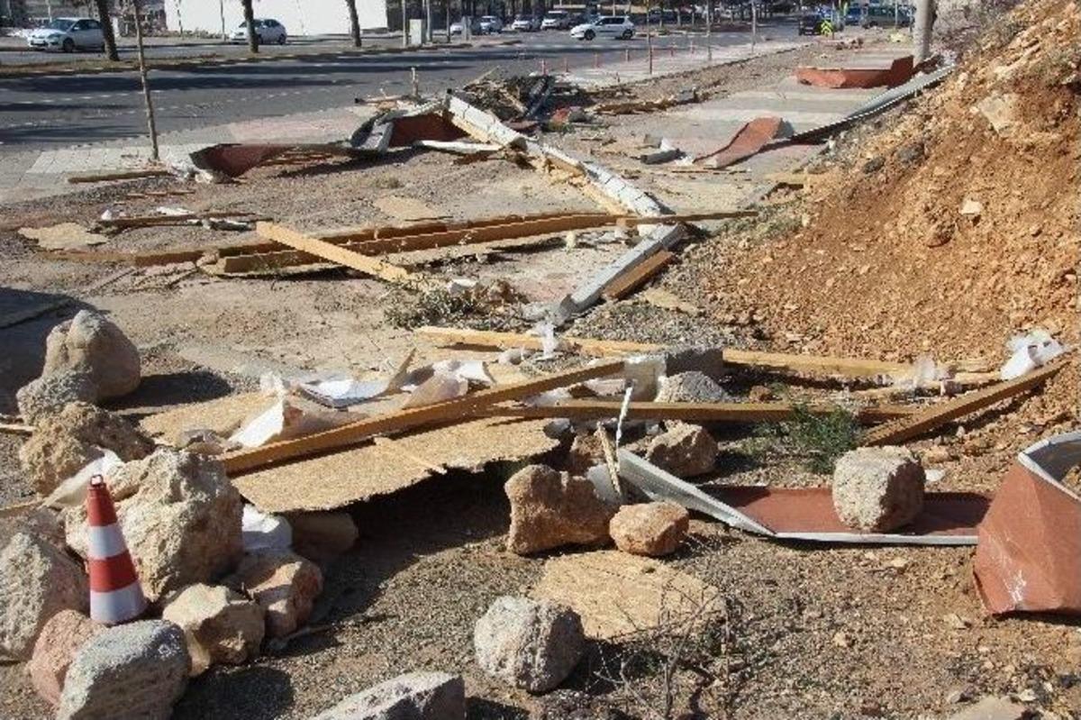 Kahramanmaraş&rsquo;ta R&uuml;zgar &Ccedil;atıları U&ccedil;urdu, Ağa&ccedil;ları K&ouml;k&uuml;nden S&ouml;kt&uuml;