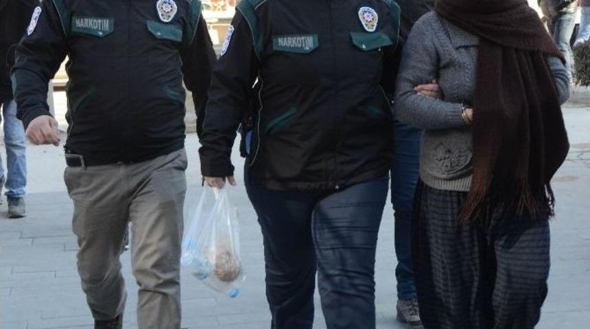 Uyuşturucu Sattığı İddia Edilen Kadın Adliyeye Sevk Edildi