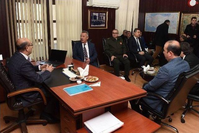 Vali Demirtaş, Ceyhan&rsquo;da Muhtarlar Ve Stk Temsilcileri İle Bir Araya Geldi 1