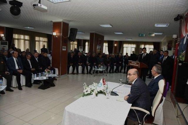 Vali Demirtaş, Ceyhan&rsquo;da Muhtarlar Ve Stk Temsilcileri İle Bir Araya Geldi 2