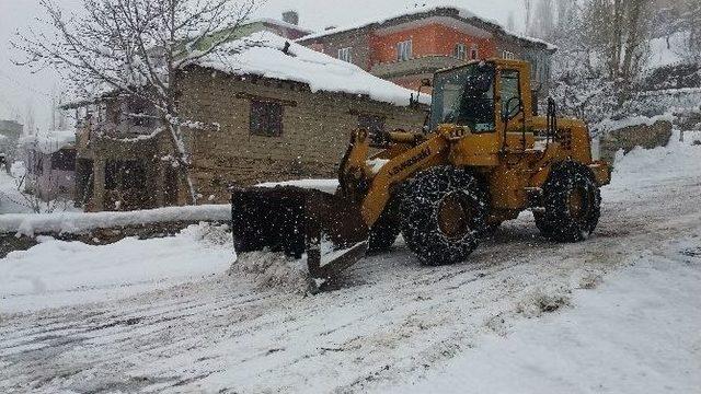 Şemdinli’de Kar Temizleme Çalışması