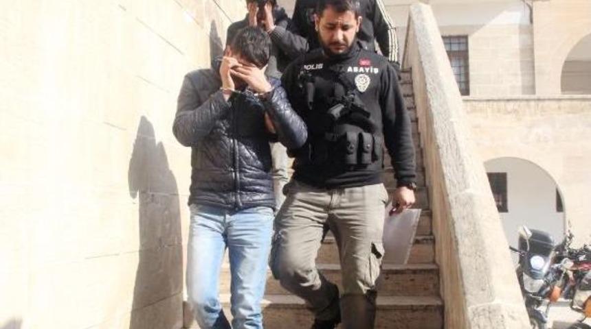 Camide Hırsızlık Yapan Ş&uuml;pheliler Yakalandı