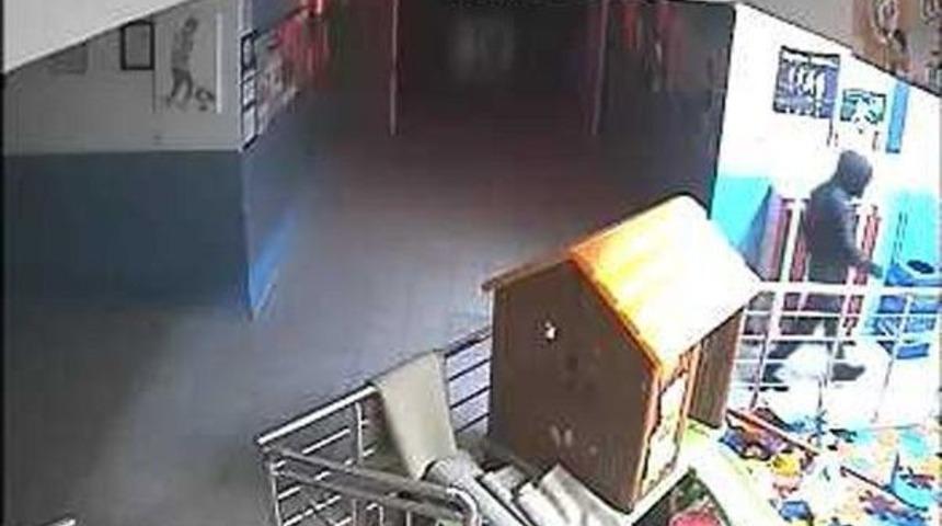 Maskeli Okul Hırsızı G&uuml;venlik Kamerasında