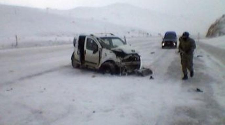 Tır İle Otomobil &Ccedil;arpıştı: 1 &Ouml;l&uuml;, 2 Yaralı