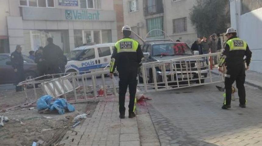 Kamyonetin &Ccedil;arptığı Inşaat Iskelesinden D&uuml;şt&uuml;