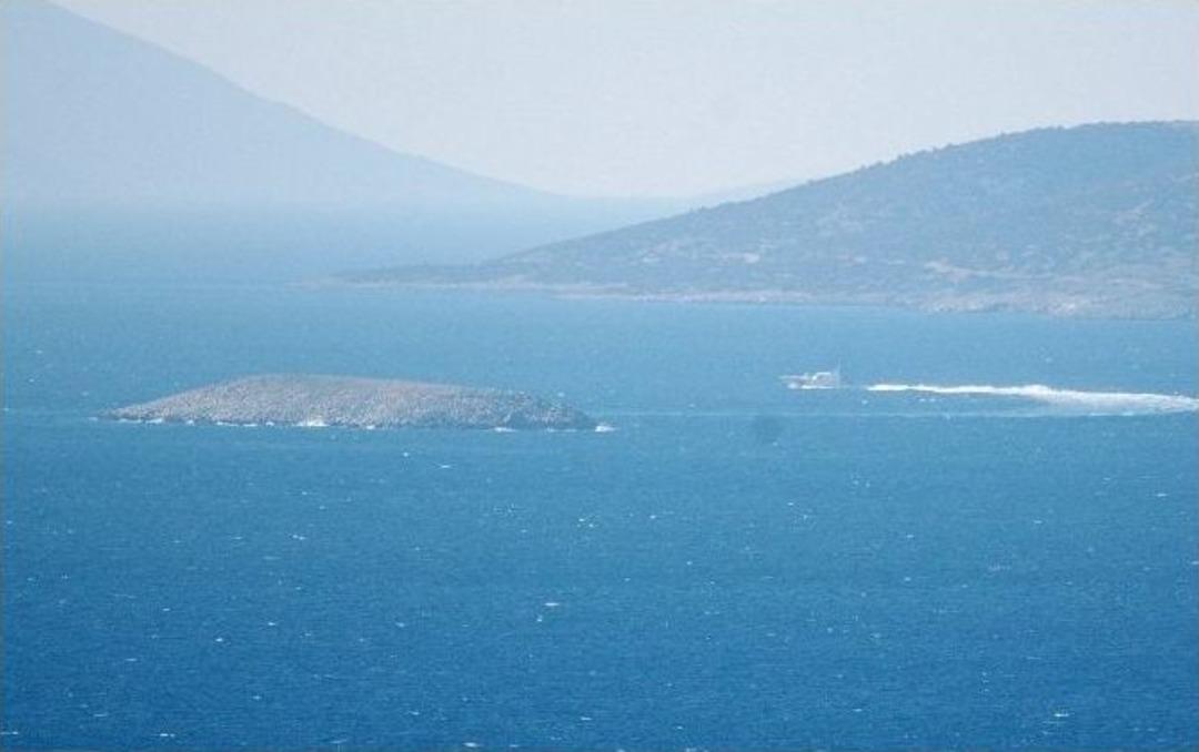 T&uuml;rk Sahil G&uuml;venlik U&ccedil;ağı Kardak&rsquo;ın &Uuml;zerinde Al&ccedil;ak U&ccedil;uş Ger&ccedil;ekleştirdi