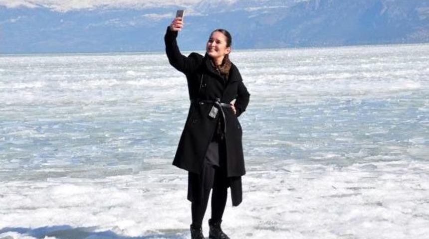 Buz Tutan G&ouml;l Y&uuml;zeyinde Y&uuml;r&uuml;d&uuml;, Fotoğraf &Ccedil;ektirdiler