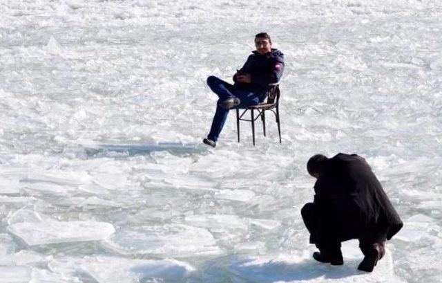 Buz Tutan Göl Yüzeyinde Yürüdü, Fotoğraf Çektirdiler