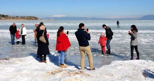 Buz Tutan Göl Yüzeyinde Yürüdü, Fotoğraf Çektirdiler