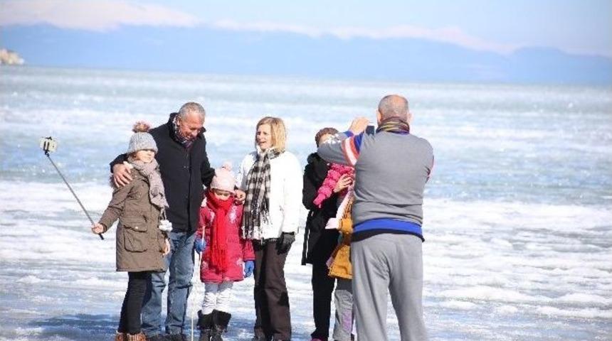 Buz Tutan Eğirdir G&ouml;l&uuml; &Uuml;zerinde Selfie Keyfi