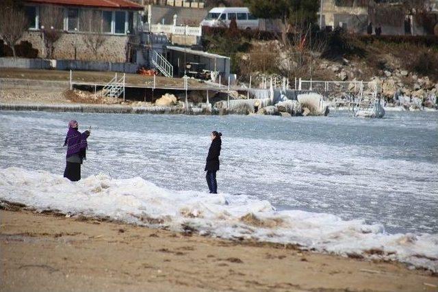 Buz Tutan Eğirdir Gölü Üzerinde Selfie Keyfi