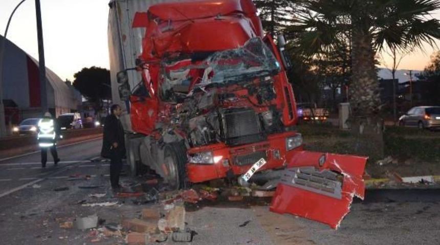 Kamyona &Ccedil;arpan Tır'ın S&uuml;r&uuml;c&uuml;s&uuml; Yaralandı