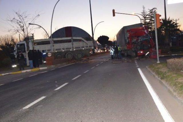 Kamyona Çarpan Tır'ın Sürücüsü Yaralandı