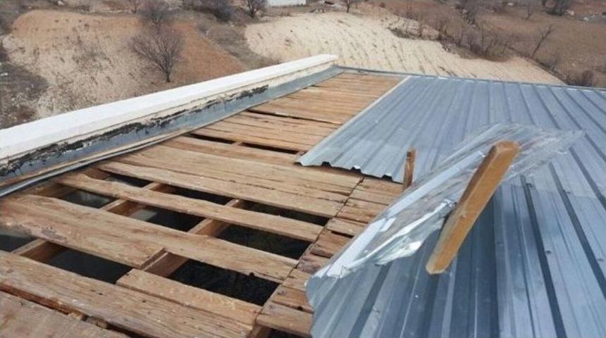 Şiddetli R&uuml;zgar &Ccedil;atıları U&ccedil;urdu