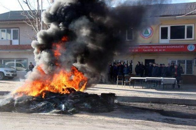 İşsiz Kalan Kamyoncular Lastik Yaktı 1