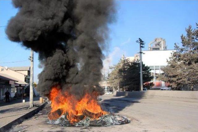 İşsiz Kalan Kamyoncular Lastik Yaktı 3