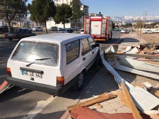 Kahramanmaraş ta Fırtına 20 &Ccedil;atıyı U&ccedil;urdu, 5 Kişiyi Yaraladı 1