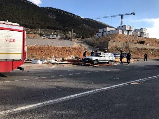 Kahramanmaraş ta Fırtına 20 &Ccedil;atıyı U&ccedil;urdu, 5 Kişiyi Yaraladı 2