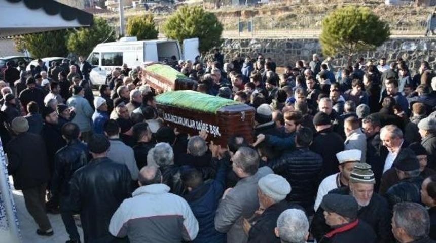 Kazada &Ouml;len Nişanlı &Ccedil;ift Ile Anne Toprağa Verildi