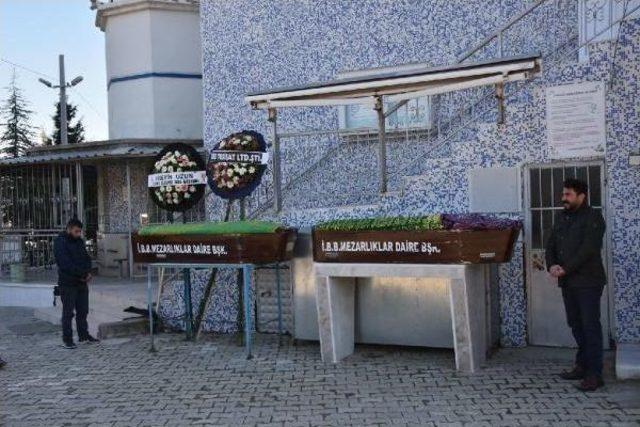 Kazada &Ouml;len Nişanlı &Ccedil;ift Ile Anne Toprağa Verildi 3