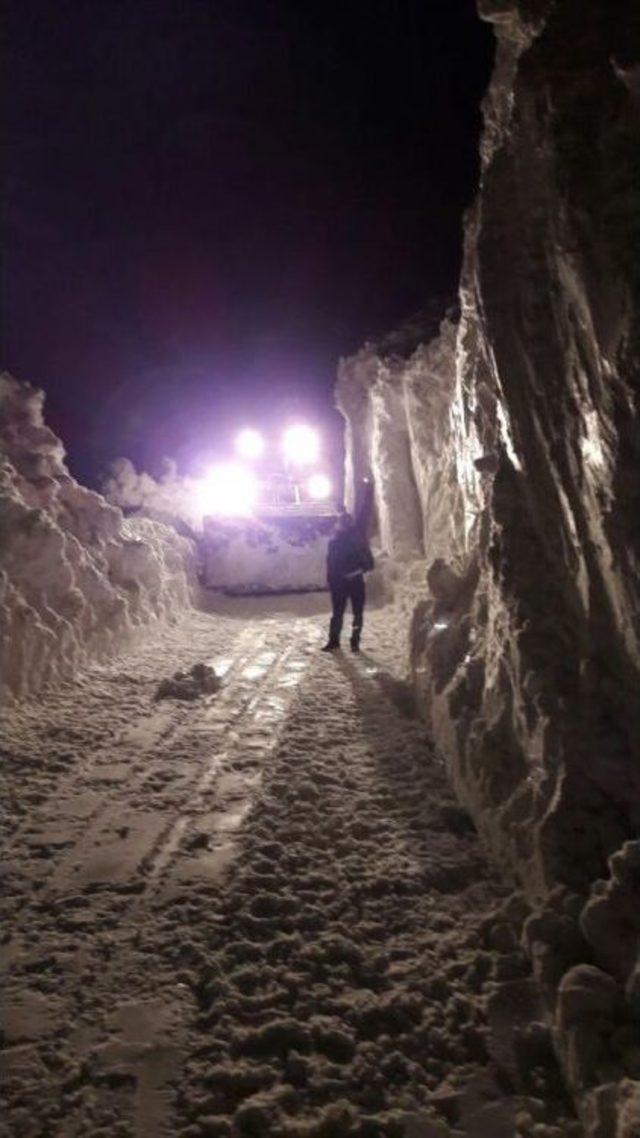 Hakkari de Çığ Düşen Yollarda Yoğun Çalışma Yürütülüyor 3