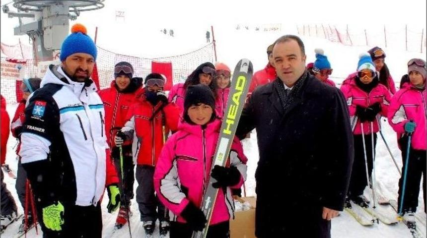 Ağrı&rsquo;da 7 Spor Kul&uuml;b&uuml;ne Malzeme Desteği