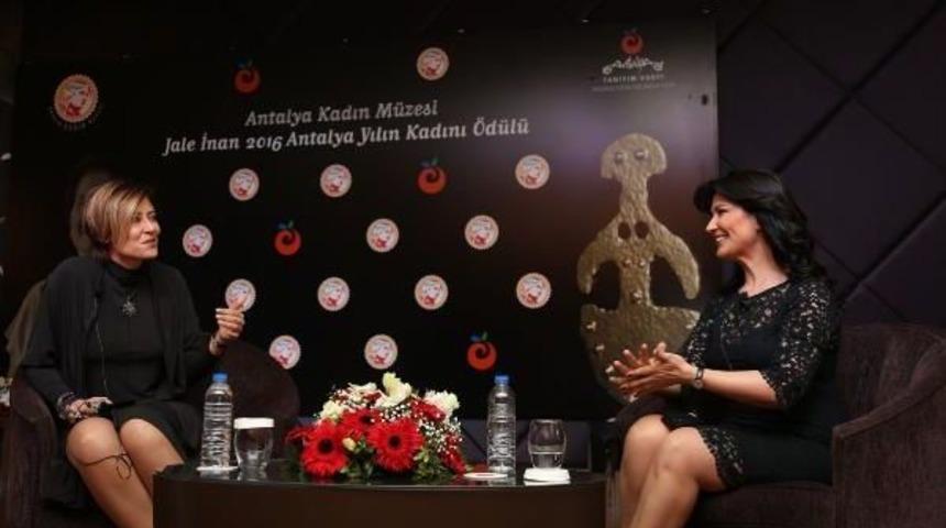 'yılın Kadını &Ouml;d&uuml;l&uuml;' Avukat Sibel &Ouml;nder'e