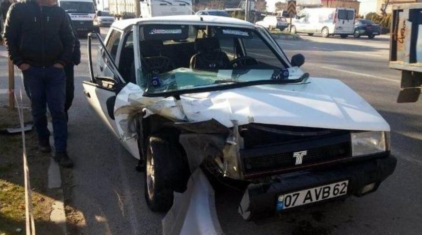 Manisa&rsquo;da İki Otomobil &Ccedil;arpıştı: 2 Yaralı