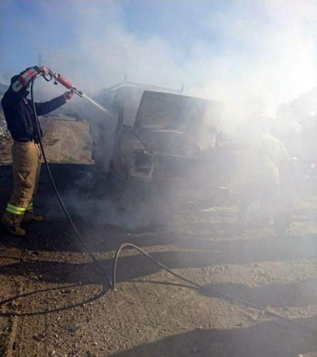 Kamyonet Alevlere Teslim Oldu 1