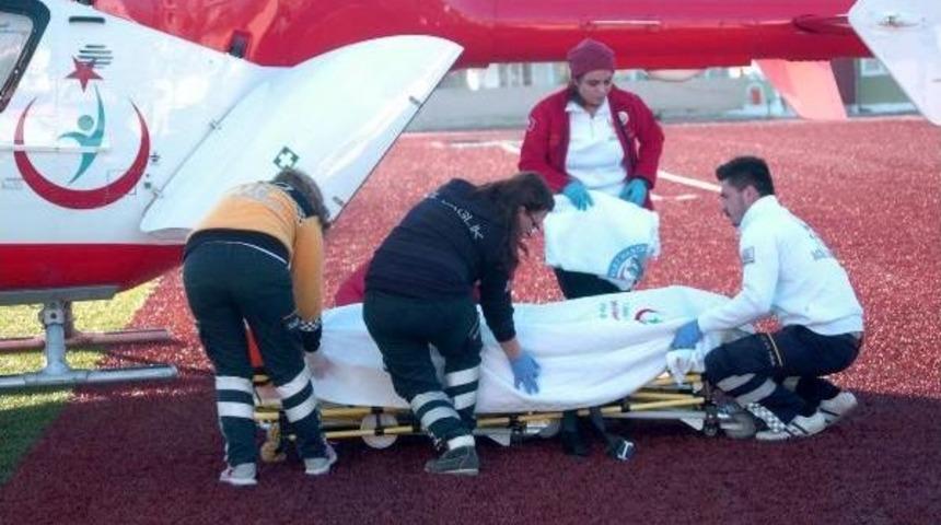 Kamyonun &Ccedil;arptığı Trakt&ouml;rdeki 3 Kişi Yaralandı