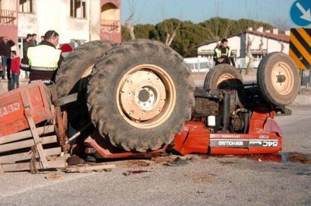 Kamyonun Çarptığı Traktördeki 3 Kişi Yaralandı