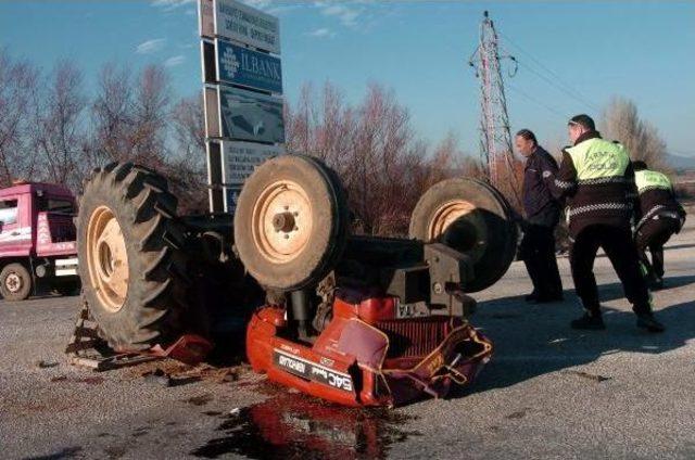 Kamyonun Çarptığı Traktördeki 3 Kişi Yaralandı