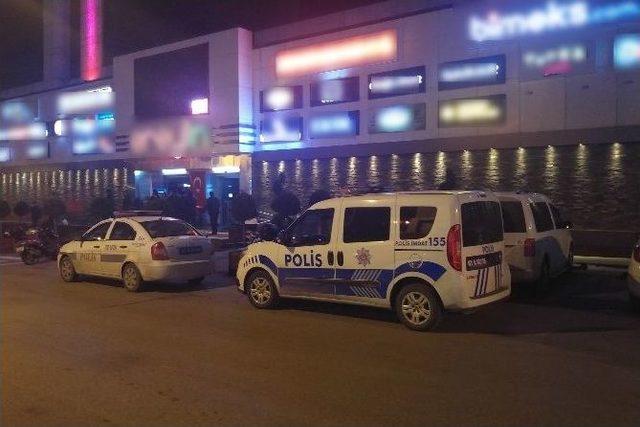 İş Adamına Avm&rsquo;de Silahlı Saldırı G&uuml;venlik Kamerasında 3