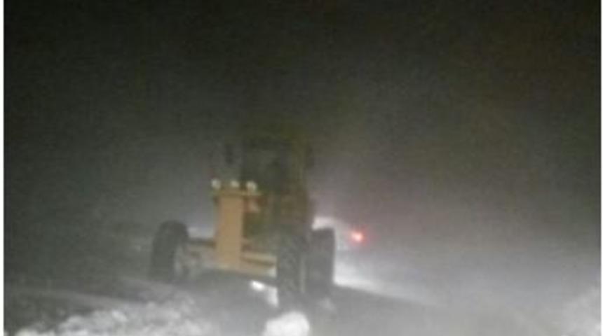 Kardan Kapanan Yolda 10 Saat Mahsur Kalan 6 Kişi Kurtarıldı