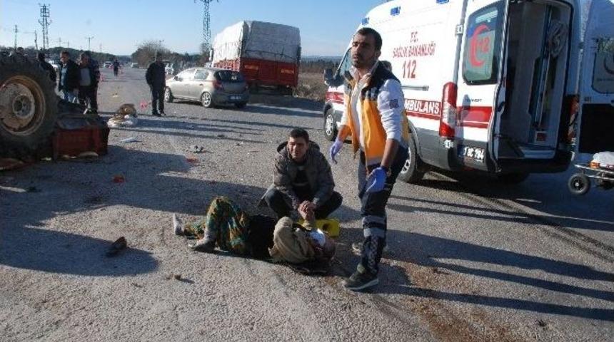 Kamyon Trakt&ouml;re &Ccedil;arptı; 1 Ağır 3 Yaralı