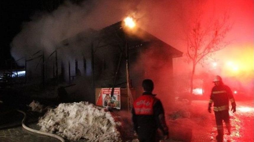 Bolu&rsquo;da &Ccedil;ıkan Yangında 6 D&uuml;kkan K&uuml;l Oldu