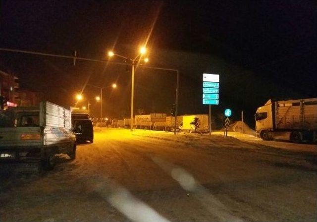 Bitlis&rsquo;te Yolda Kalan Yolcular Restoranlara Sığındı 1